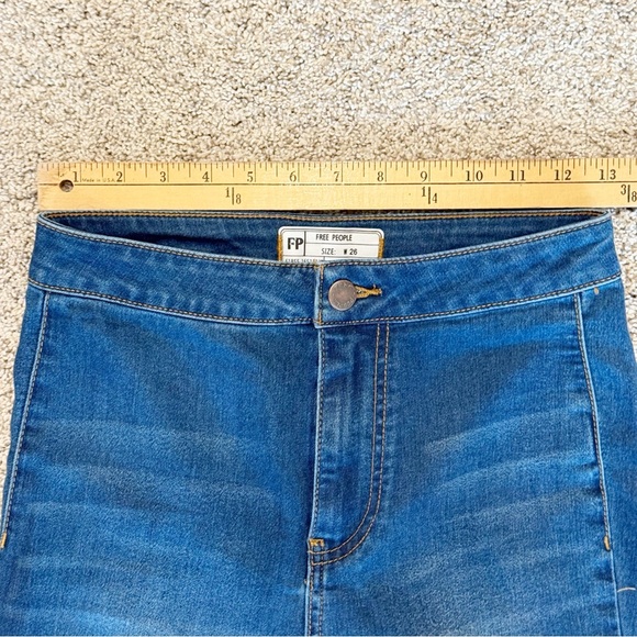 FREE PEOPLE WOMEN'S DARK WASH HIGH RISE JUST FLOAT ON FLARE JEANS size 26 5🌟 - Picture 10 of 16